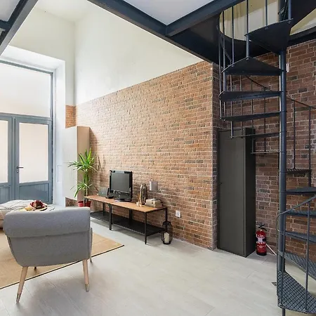 Stylish Industrial Loft For 4 In Alcantara Apartamento